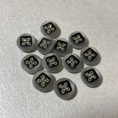 装飾付きグレーのプラスチックボタン