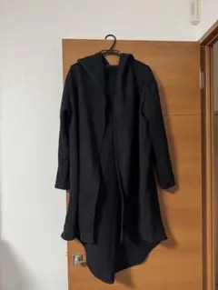 フード付き黒ロングコート