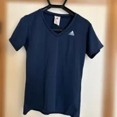 adidas ネイビー Vネック 半袖Tシャツ