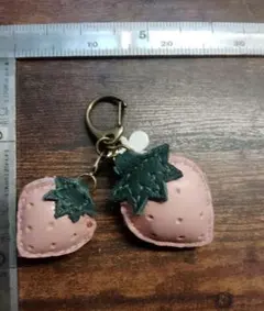 84】ヌメ革もっと小さい赤Sサイズいちごチャーム - メルカリ