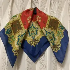 レトロで華やかな花柄スカーフ