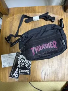 THRASHER ブラック ピンクロゴ ショルダーバッグ