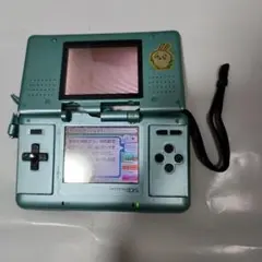 ヒンジに破損のあるニンテンドーDS 本体 上画面が橙色