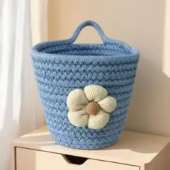 青い花モチーフの編みバスケット