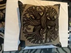 ルイヴィトン植物モチーフ刺繍クッション