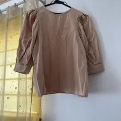 ベージュ パフスリーブ 五分袖ブラウス　オペークドットクリップ　ワールド