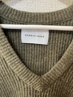 ADAM ET ROPÉ オリーブグリーン Vネックニット