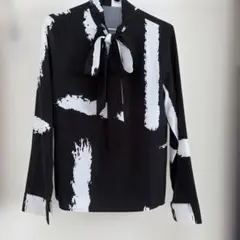 長袖シャツ 黒と白のストライプ リボン付き