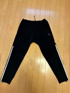 adidas ブラックジャージパンツ サイドストライプ