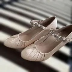 ベージュ パール付きフラットシューズ