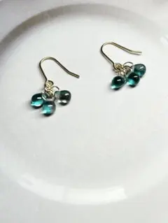 ハンドメイド　チェコビーズ　涼しげ　揺れるピアス（グリーン）