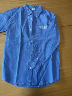 青い長袖シャツ ストライプポケット付き