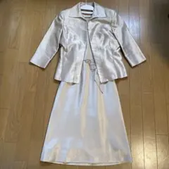 ベージュ ジャケットとワンピースのセット
