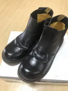 黒いレザーブーツ ジッパー付き