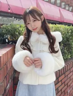 evelyn オリジナルビジューショートコート 白