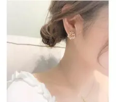 【新品】ピアス　ストーン　花　フラワー　ゴールド　かわいい　おしゃれ