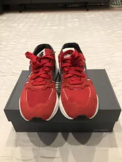 New Balance レッド スニーカー