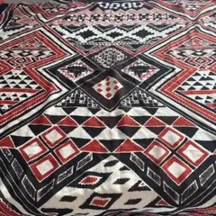 イタリア製 幾何学模様のプリント生地 赤黒白 フリンジ付き