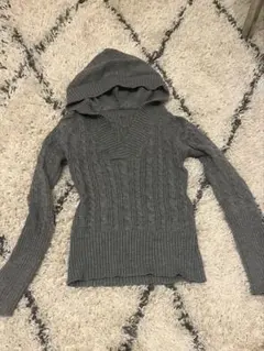 フード付きグレーケーブル編みニット