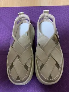 ベージュ クロスストラップ 厚底サンダル