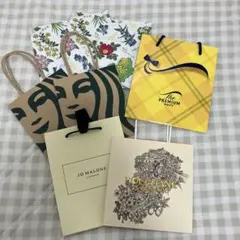 小ぶりな紙袋７枚とロクシタンギフトボックス