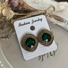 ヴィンテージ調　グリーンビジュー　スクエアピアス　アンティークゴールド