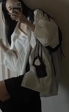 【美品】絢さん着用melt the lady白シャツのサムネイル