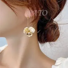 ホワイトシェルフラワー ピアス ☆ ブライダル ウェディング アクセサリー