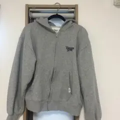younger songグレー ジップアップパーカー ユニセックス