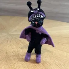 ハンドメイド羊毛フェルト 黒猫の人形　マントと被りもの付き