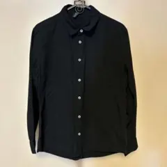 黒の長袖シャツ