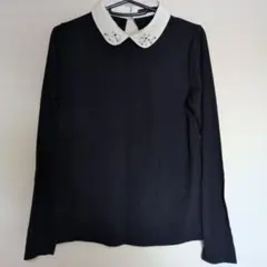 黒の長袖シャツ 白い襟 装飾付き