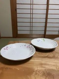 桜柄と草花柄の和皿 2枚セットのサムネイル