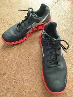 リーボック ランニングシューズ 黒/赤