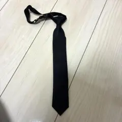 黒い無地ネクタイ
