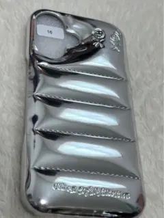 こ様　iPhone16ケース　ダウンジャケット　シルバー　もこもこ　韓国　大人気