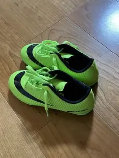 サッカーシューズ 蛍光グリーン