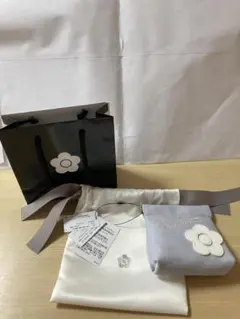 Mary Quant フラワーモチーフ　ポーチ　新品　パープル　ラッピング付