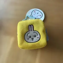 ちいかわ　〈うさぎ〉カラビナつき刺繍スクエアミニポーチ