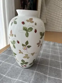 Wedgwoodワイルドストロベリー花瓶のサムネイル
