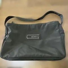 GUESS ナイロン ショルダーバッグ カーキ訳あり