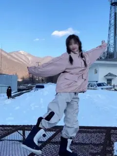 PUレザースキーウェアセット ピンクアノラックジャケットとグレージョガーパンツ