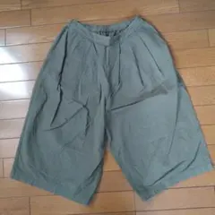 カーキ色 タック入りキュロットパンツのサムネイル