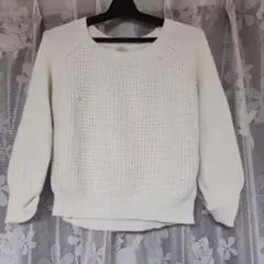 ワッフル編みの白い 長袖ニットセーター