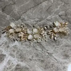 エレガントな花と葉のヘアアクセサリー