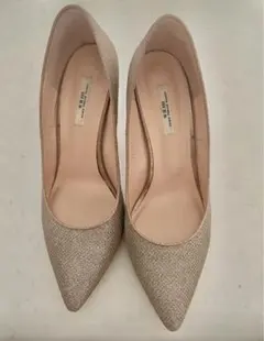 セブントゥエルブサーティー ゴールドパンプス