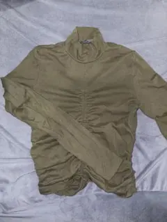 オリーブ色タートルネック長袖トップス