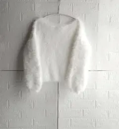 本日限定価格　ホワイトファー風オフショルダー長袖ニット