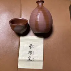 ①名工　田中金蔵友石　作　備前系保命酒　角徳利／②備前南燦窯　森本英助作　ぐい呑 ①名工 田中金蔵友石 作 備前系保命酒 角徳利／②備前南燦窯