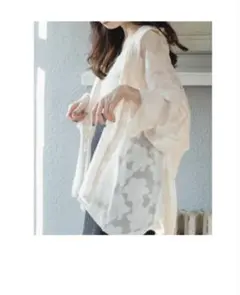 アイボリー フラワーパターン 長袖シャツのサムネイル